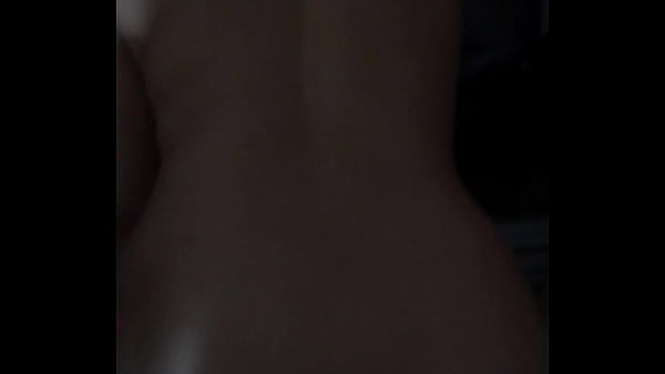 Cogiendome a la misma gringa nalgona por atras en la cochera