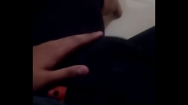 Hombre toc&aacute;ndose el pene  