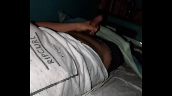 pendejo en la cama pajeandose en la cama