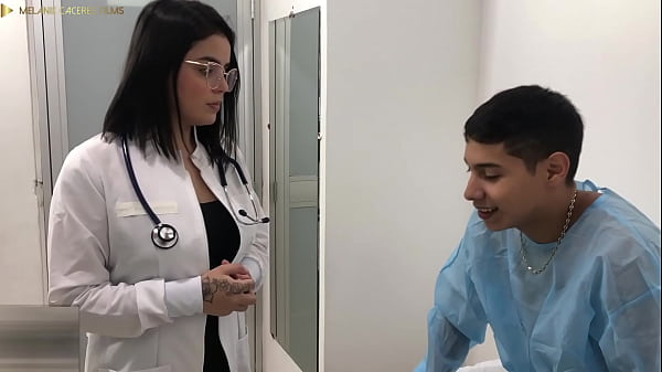 doctora sexy se folla a su paciente con polla gigante - culos grandes