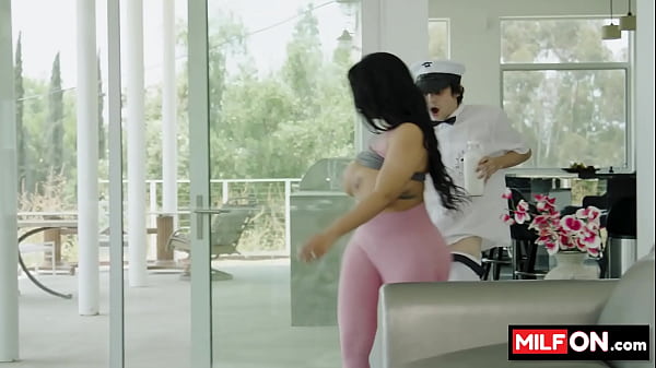 Slutty big booty ebony with huge tits suck white fresh hard dick