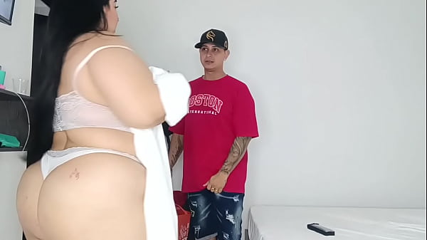 Mi hermanastro me encuentra en ropa interior, fue muy excitante porque desde hace tiempo deseo que me meta su verga