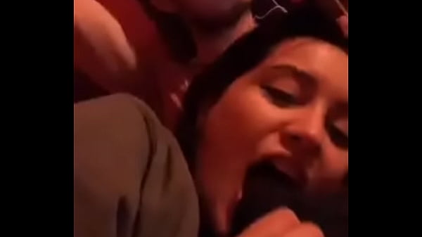 Seleneitor haciendole un pete al novio en un vivo