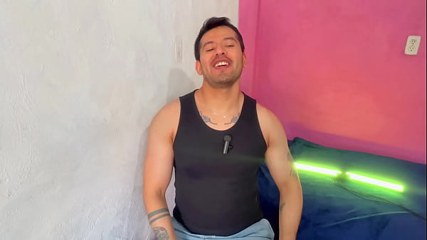 hetero vergon dotado y hetero casado cogen en un ba&ntilde;o publico