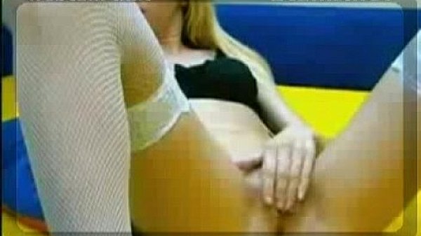 cutie Rubs Pussy211221