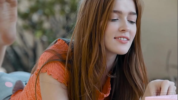 FITTING-ROOM - Jia Lissa si prova dei micro bikini e poi si sfonda la figa