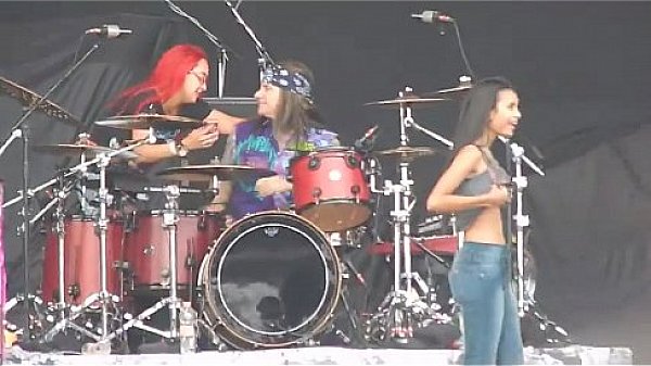 Girl mostrando peit&otilde;es no Monster of Rock 2015