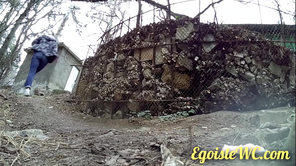 Outdoor pissing squatting in the fresh air! Everyone to watch!