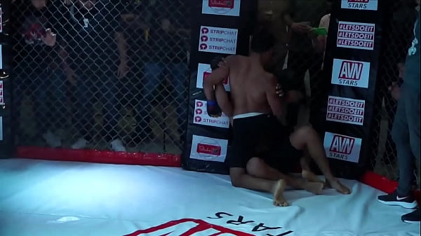 evento deportivo con modelos webcam y peleadores de artes marciales mixtas