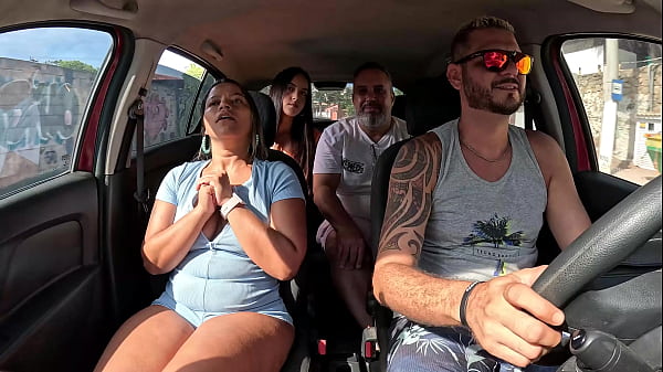 Ted pegou uma carona com o casal Mari e Chell e ganho uma novinha no banco de tr&aacute;s - Candy Debby