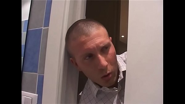 MILF voglioso si fa sfondare il buco del culo