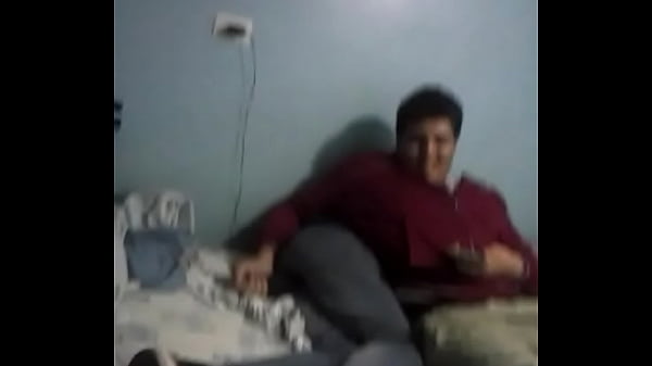 Neguinho adora um controle remoto no cuzinho