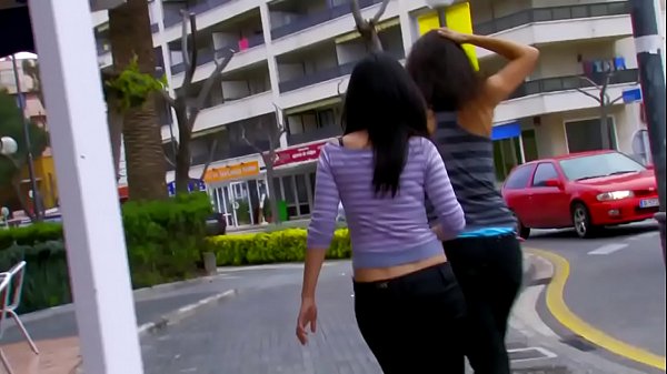 Troia mi fa un pompino in ascensore ma si apre e i genitori ci vedono