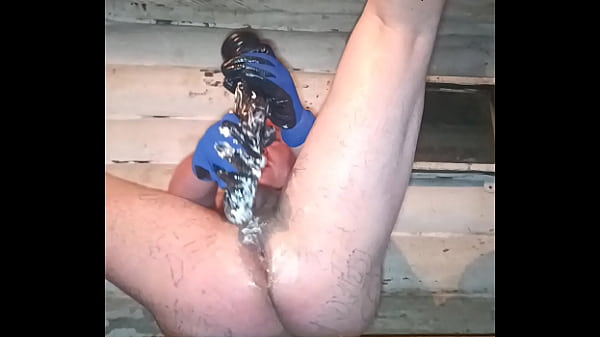 Синие перчатки помогают мне разъебать мою толстую задницу большим членом правильно!