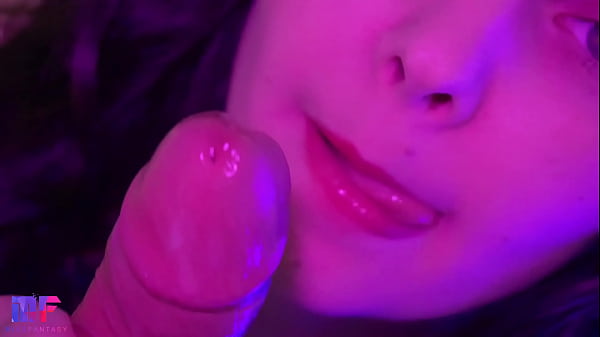 Нежный минет крупным планом со спермой во рту  