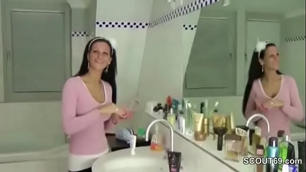 Stief-Schwester gibt ihm einen Handjob im Bedezimmer