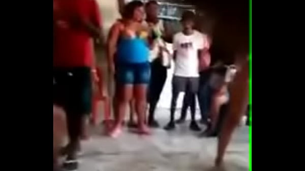 Acto de nudismo en local cerca de la playa en Cartagena