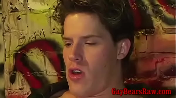 Mature gaybear enjoys a hung guy  