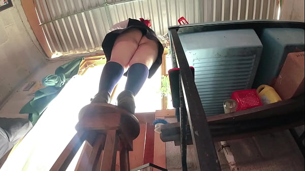 estudiante de culo grueso es grabada mientras acomoda unas cortinas