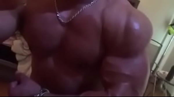 Musculoso ense&ntilde;ando