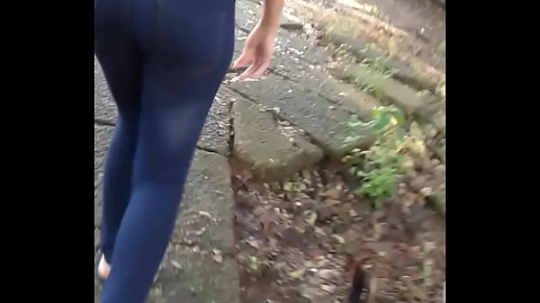 nice booty walking by in tight jean gostosa