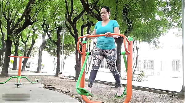 Encuentro a la puta de mi vecina en el parque y quiere que me la folle - Porno en Espa&ntilde;ol