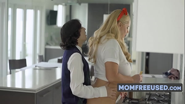 Boning Thick MILF Stepmom While Stepdad Fucks Her Mouth