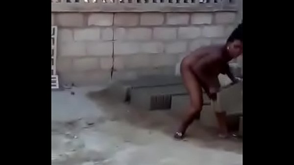 Mo&ccedil;ambicana trabalhando pelada