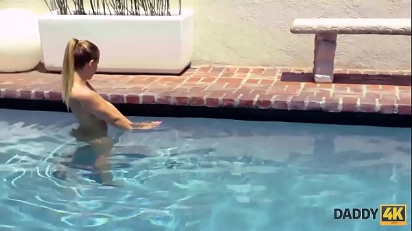 DADDY4K. Hottie profite d'une vieille bite bien dure pendant que son petit ami est absent  