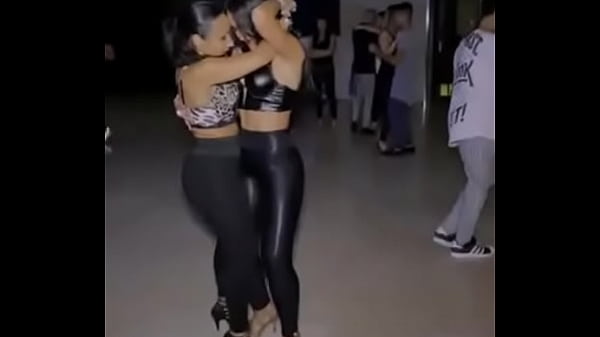 Duas gostosas dan&ccedil;ando