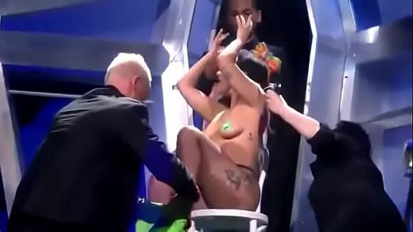 Lady Gaga se cambia en publico y muestra su culo en pantymedias muy sexy  