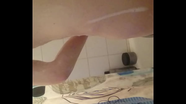 Espiada en la ducha cuerpo feo