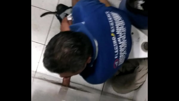 Mamando verga en ba&ntilde;o publico 