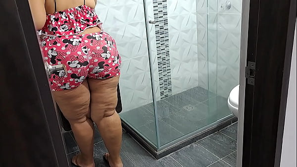 me masturbo mi polla mientras veo su culo 