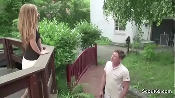 Kleines schlankes Teen vom Vermieter wegen Schulden gefickt