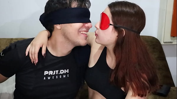 Delicioso y Profundo Beso con Lengua de una Hermanastra de 18 a&ntilde;os que es Celosa