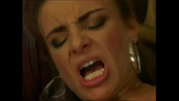 Sporca troia si f&agrave; inculare dal grosso cazzo del suo amante  