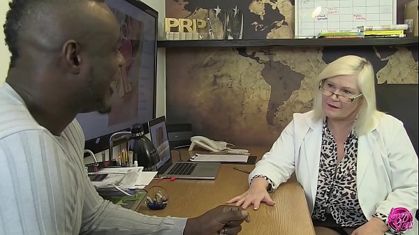 Dr Lacey Spreads Her Ass Cheeks for her Patient  