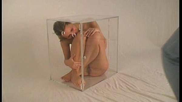 Flexible babe spreading pussy 