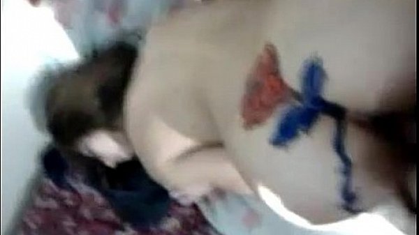 Hermosa chica con nalgas tatuadas