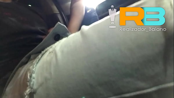 Realizador Baiano botando putinha para mamar no carro em Salvador, e dando leitinho pra safada beber