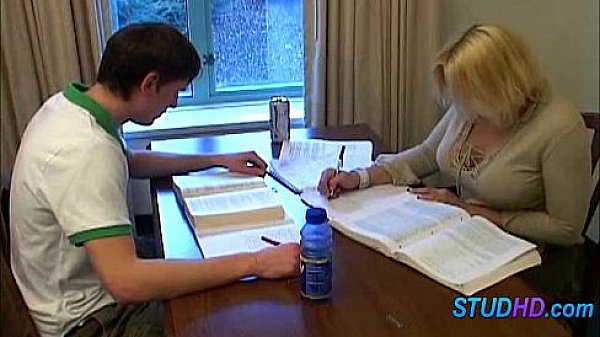 Hot babe fucks stud 1021