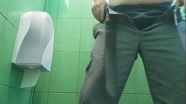 Imi place sa ma masturbez in toaleta publica mai ales sa ma vada cineva 