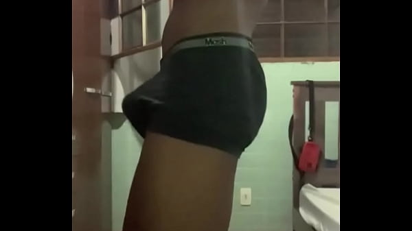 Suei gostoso dan&ccedil;ando pelado um funk massa