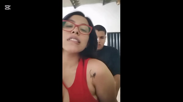 Follada por el mat&oacute;n de mi marido mientras estoy en una llamada con mi marido