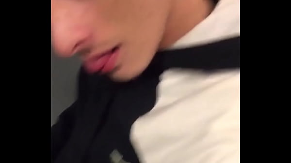 Gostoso me chupando no metro