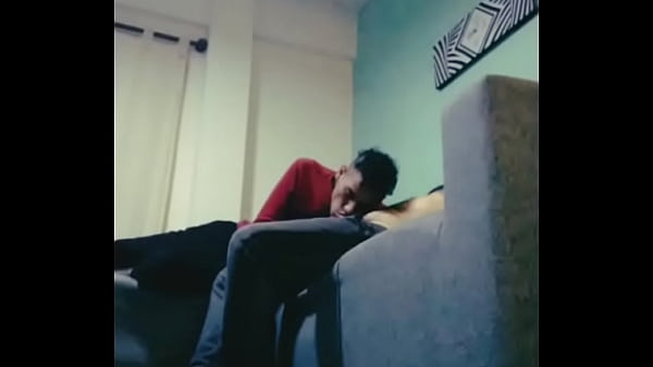 Comiendo macho peludo en el sof&aacute;.