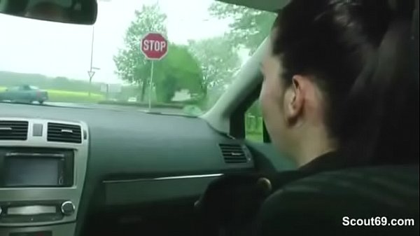 Alter Sack nimmt Anhalterin mit und fickt sie dann als Danke