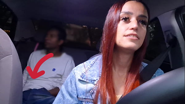 Safada motorista de aplicativo flagra passageiro dotado se masturbando por tr&aacute;s!