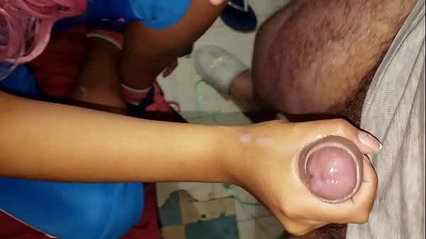 vecina caliente me exprime y me saca todo el semen y se lo traga